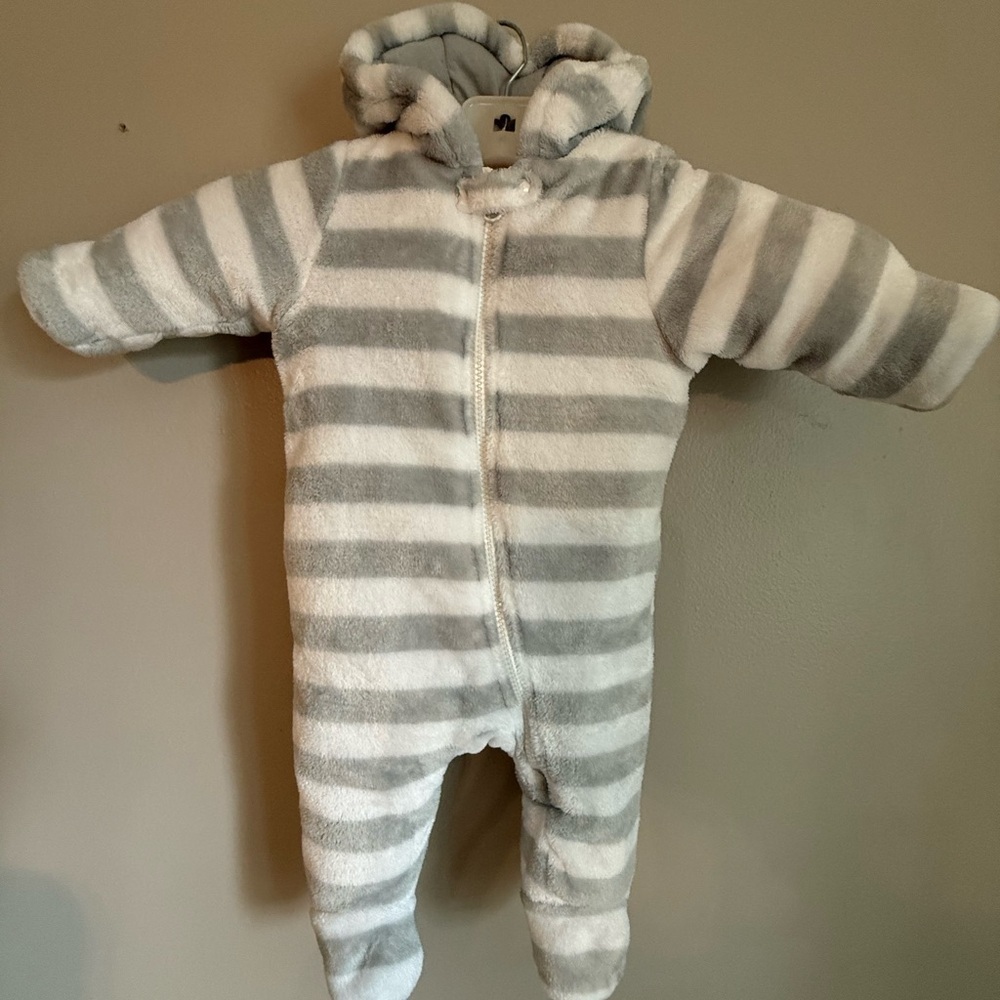 Wonder Nation Gray and White Striped Footie